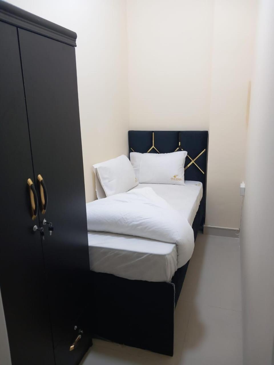 Four Stars Hostel Dubai Exterior photo